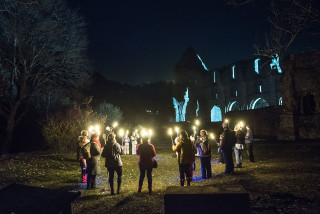La visite aux flambeaux dans le cloître de l'Abbaye d'Aulps